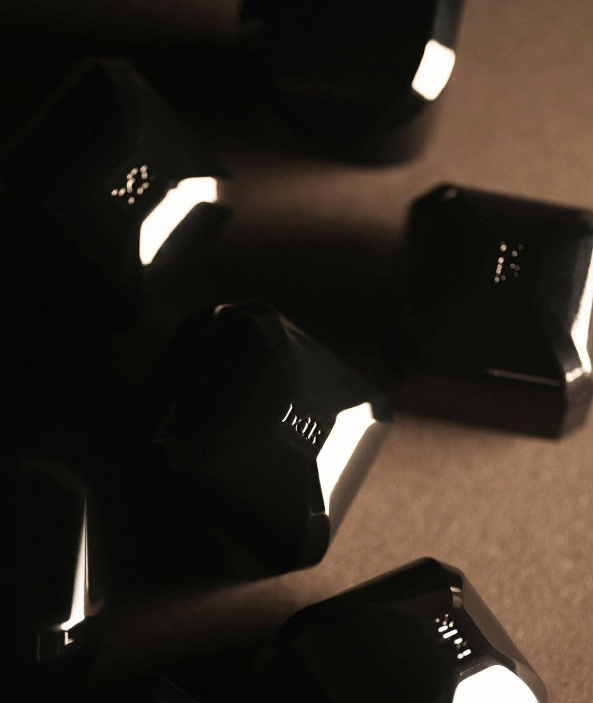Coffrets BDK Parfums disposés dans une lumière tamisée